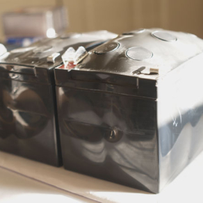 Vì sao ắc quy bị phù và cách khắc phục