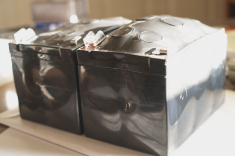 Vì sao ắc quy bị phù và cách khắc phục