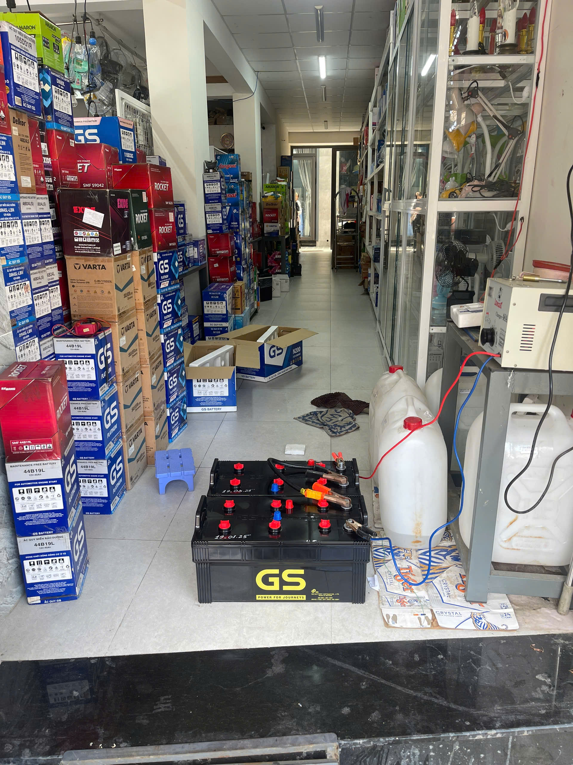 Ắc quy nước ô tô, cần bảo dưỡng định kỳ, giá rẻ hơn ắc quy khô